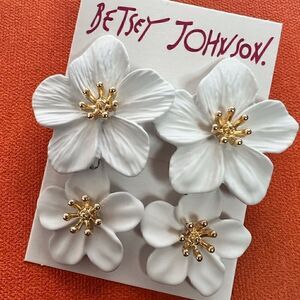 🌺 Betsey Johnson beautiful double flower dangle earrings 🌺